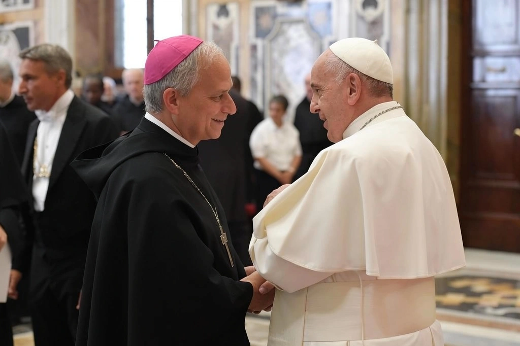 El obispo Robert Francis Prevost con el papa Francisco